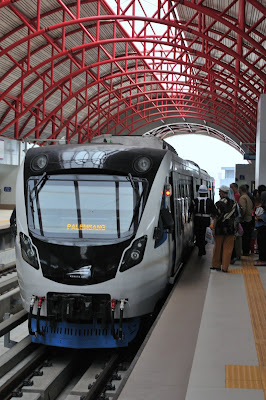 naik LRT di stasiun pasar 16