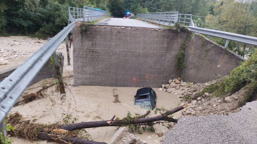 Maltempo, crolla ponte nel Frusinate: uomo salvo per miracolo