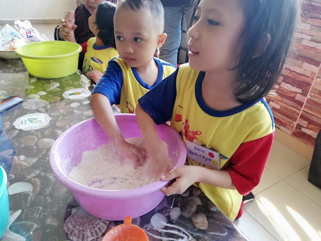 BUAT DOH : AKTIVITI IBU BAPA DAN ANAK-ANAK DI SEKOLAH KEMAS - KEMAS ini, mummy suka sebab ianya TADIKA berkaitan kemasyarakatan. Setiap 3 bulan ada aktiviti dengan mak bapak, mak bapak kena datang sekolah buat aktiviti bersama-sama anak. Walau Dhia dah pernah bersekolah di sini tahun lepas, tapi sistem pembelajarannya setiap tahun tak sama. Tak ada sindrom bosan buat aktiviti dan benda yang sama macam tahun lepas. Ada yang cakap, alaaaaa TABIKA KEMAS ini sekolah main dan makan je ! Nanti anak tak pandai mana. Ehemmmmm. Dhia tu, tahun lepas 5 tahun ye..dah boleh membaca dah pun. Abes wasap mummy dok baca sekuat hati (apooooo ! )