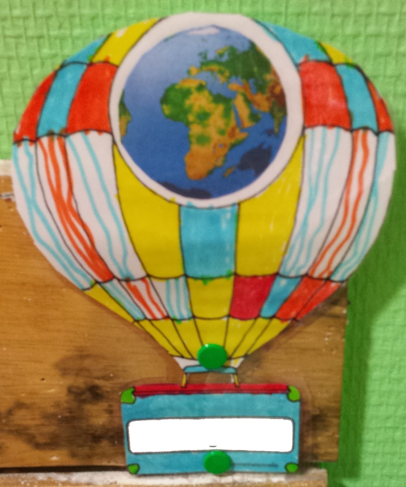 Chaque enfant a décoré selon son envie sa montgolfi¨re valise qui va l ac pagner tout au long de notre tour du monde Quelques exemples