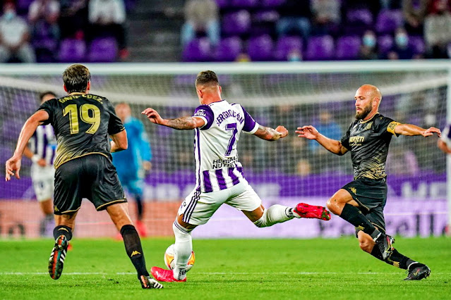 Sergio León chuta acosado por Laure y David Fernández. REAL VALLADOLID C. F. 2 A. D. ALCORCÓN  0. 26/09/2021. Campeonato de Liga de 2ª División, jornada 7. Valladolid, estadio José Zorrilla. GOLES: 1-0: 19’, Álvaro Aguado. 2-0: 86’, Shon Weissman.