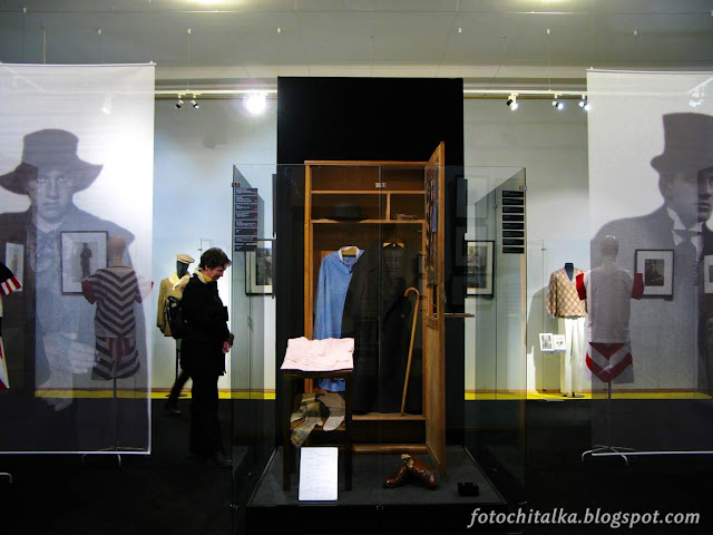 2 зал выставки «Маяковский «Haute couture»: искусство одеваться» в Санкт-Петербургском музее театрального и музыкального искусства