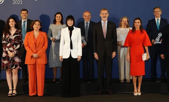 Queen Letizia wore an orange midi dress from Carolina Herrera. Carolina Herrera Fall Winter 2014 collection. Magrit pumps