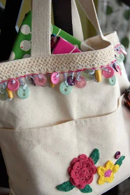 Customizar bolsas pode ser uma excelente opção para dar um novo estilo a esse acessório tão presente na vida de muitas mulheres. Além de repaginar o visual, você pode deixar o seu estilo estampado e fazer algo exclusivo, que ninguém mais tenha.