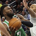 Jaylen Brown casi se desnuca tras un donqueo salvaje