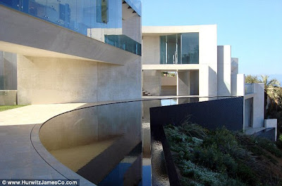 (America)  - Mansion made of glass in San Diego