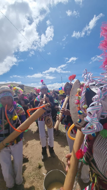 In diesen Gegenden von „Macha“ nördlich von Potosí-Bolivien hat der Karneval bereits begonnen