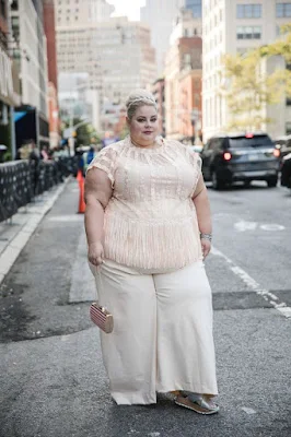 A elegância e conforto sempre resistem ao tempo, mas na real, as pessoas têm se tornado mais resistentes em aceitar qualquer coisa imposta pelos padrões da sociedade e isso é uma coisa boa. Muitas "musas" em nossos tik toks, e nossos instagrams tem nos inspirado a aceitar o nosso corpo e, com isso, melhorar muito a nossa autoestima.