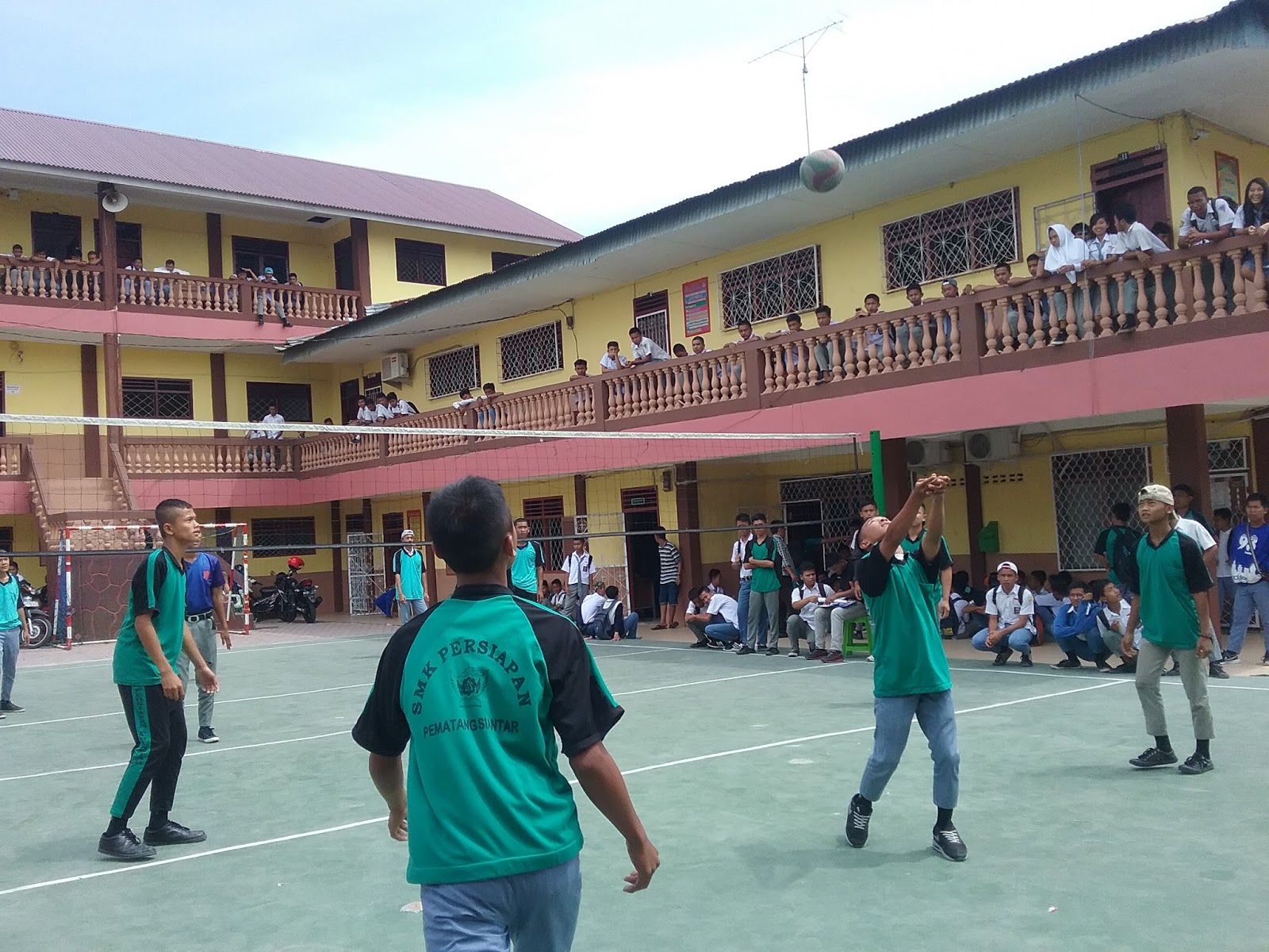 Semangat Kemerdekaan 23 Kelas SMK Persiapan Ikuti Pertandingan Volly dan Bulu Tangkis