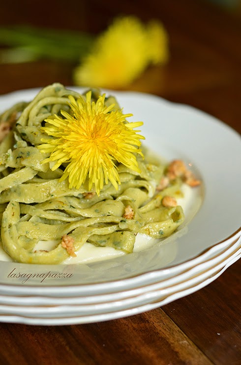 http://lasagnapazza.blogspot.it/2013/05/tagliatelle-al-tarassaco-con-fiori-e.html