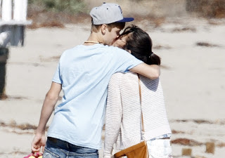 justin bieber and selena gomez kissing on beach