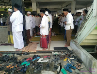 Shalat di Indonesia kebanyakan pakai sarung dan baju koko