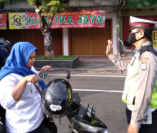 Polsek Ngampilan Berikan Pelayanan Prima di Pagi Hari dan Himbau Pengendara Pakai Masker