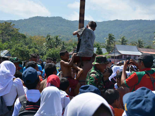 TNI-Polri Meriahkan Lomba Panjat Pinang di Kepulauan Selayar