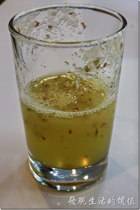 【白色曙光經典早午餐】的餐前飲品可以選擇鮮奶、果汁、濃湯，我選了鮮炸果汁，今天是蘋果汁，裡頭有添加蜂蜜，喊起來還可以喝到一點點蘋果的顆粒，但不會沙沙的，真的很好喝。