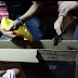 Agentes da SSP apreendem armas escondidas dentro de caixa de TV em embarcação, em Manaus