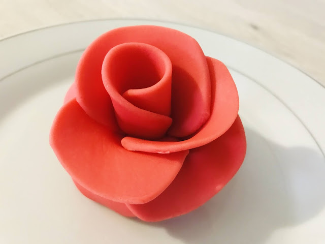 Décor Roses en Pâte à Sucre