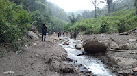 Sat Reskrim Polres Madina Tinjau Lokasi Banjir Bandang Di Batas Desa Sopo Tinjak- Bulu Soma