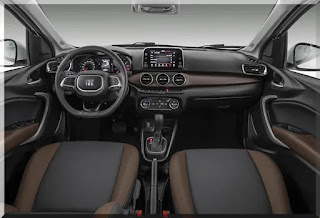 Foto do interior do Fiat Cronos 2023, exibindo o painel moderno e o volante revestido em couro.