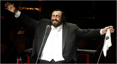 Foto de Luciano Pavarotti con pañuelo blanco