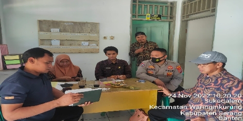 Bhabinkamtibmas Polsek Waringinkurung Polresta Serang Kota Sambangi Kantor Desa