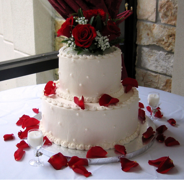 Red roses and white lace wedding cake