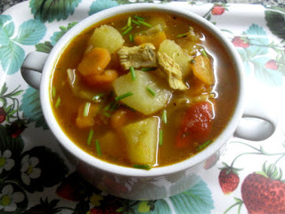 Sopa de col con trocitos de pollo,verduras y hortalizas picadas, caldo y pimentón