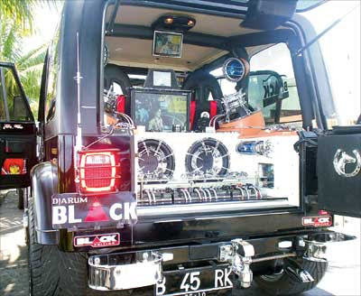 modifikasi jeep wrangler dengan audio system yang keren