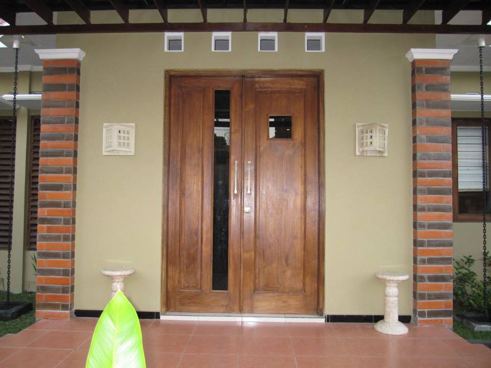 Homestay Rumah Palupi Front Door Pintu Depan 