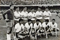 REAL ZARAGOZA. Temporada 1969-70. Izkoa, Rico, González, Vallejo, Violeta y Borrás. Francisco Moya, Fontenla, Quirós, Villa y Planas. F. C. BARCELONA 4 REAL ZARAGOZA 2. 05/04/1970. Campeonato de Liga de 1ª División, jornada 28. Barcelona, Nou Camp. GOLES: 1-0: 18’, Rexach. 2-0: 23’, Alfonseda. 2-1: 28’, Quirós. 2-2: 37’, Villa. 3-2: 53’, Alfonseda. 4-2: 73’. Eladio.