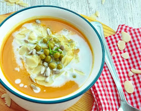 Sopa Cremosa de Batata-Doce com Ervilhas e Amêndoas (vegana)