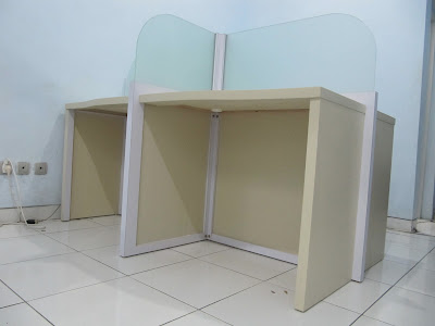 Meja Cubicle Kantor Dengan Sekat Kaca + Furniture Semarang