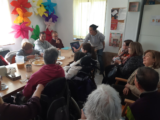 Un grupo de personas reunidas alrededor de una mesa