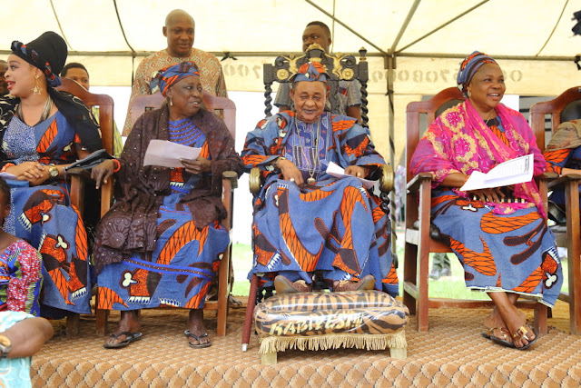 the Alaafin of Oyo and a few wives