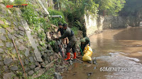 Khawatir Mengganggu Aliran Sungai, Satgas Sektor 22 Sub 04 Bersihkan Sungai Cikapundung