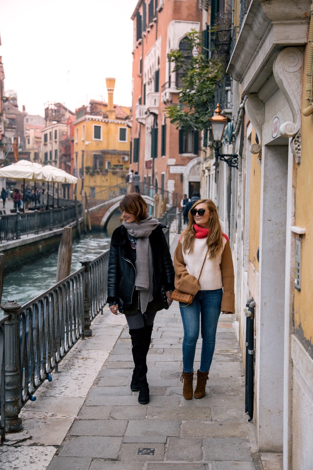 Venedig-blogger-in-venedig-winterlook-winter-outfit-creme-farbene-jacke-creme-felljacke-pelzjacke-braune-wildleder-stiefeletten-rolli