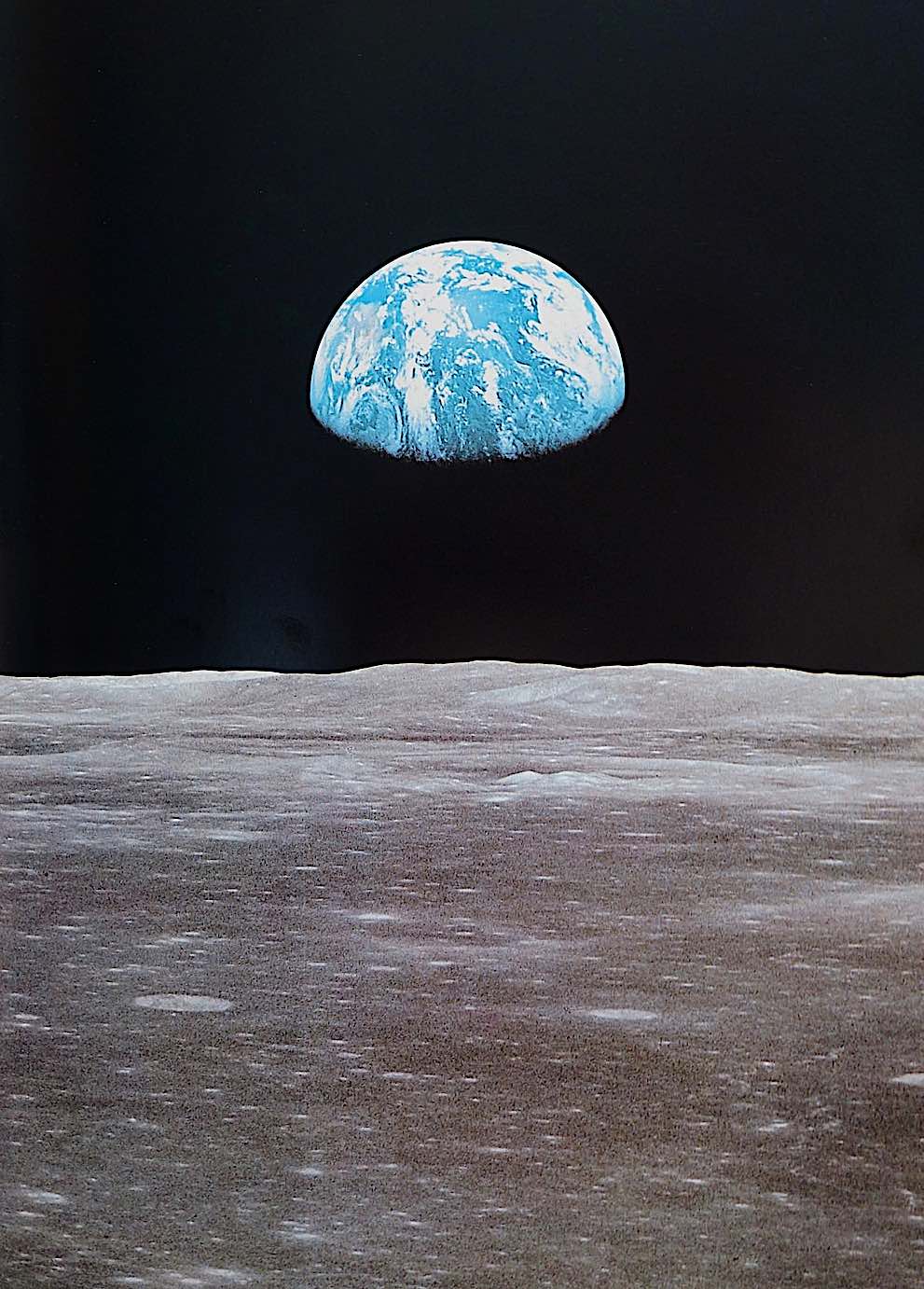 a photograph of the Earth seen from the moon