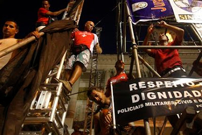 Policías del estado de Rio votaron el jueves por la noche en favor de iniciar una huelga que podría causar un incremento de la violencia durante el carnaval más grande del mundo