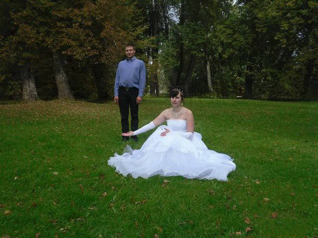 
23 Fail And Weird Wedding Photos.