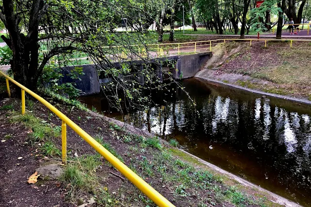 парк У Головинских прудов, Верхний Головинский пруд, канал-водосброс Лихоборский обводнительной системы – по этому каналу вода под землей поступает в Большой Садовый пруд на Большой Академической улице | park Near the Golovinsky ponds, Upper Golovinsky pond, spillway canal of the Likhoborsky watering system – through this canal, underground water flows into the Bolshoi Sadovy pond on Bolshaya Akademicheskaya street