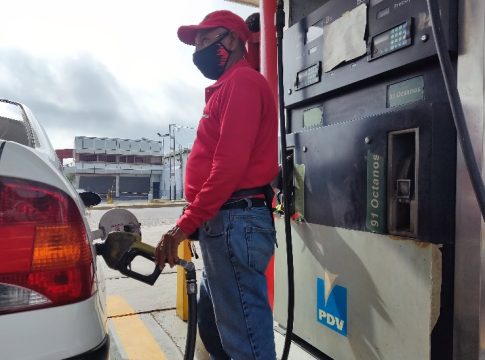 Adolfo Pereira, gobernador del estado Lara, informó que en los próximos días el despacho de gasolina en las estaciones de servicio debería mejorar, debido a que se están recibiendo seis gandolas más de la distribución estipulada por la empresa Petróleos de Venezuela (Pdvsa).  “Nosotros obedecemos a la distribución nacional de Pdvsa, hasta el domingo estábamos recibiendo 20 cisternas de gasolina y tres de gasoil, gracias a esa articulación y una conversación que tuvimos con el ministro Tellechea a partir del día de ayer estamos recibiendo 26, es decir, que debería ir aumentando progresivamente”, aseguró.  Sin embargo, la autoridad del estado Lara advirtió que podrían presentarse “traspiés” en el proceso de distribución.  “Estamos sujetos a cualquier traspiés que se dé con la situación, ahora con las lluvias o algún retraso que se dé en las vías para estas gandolas que son el transporte primario del combustible”, dijo.  Asimismo, invitó a la colectividad a recordar que el estado es una encrucijada del centroccidente del país, por lo que cientos de personas que van hacia otros estados surten combustible en la entidad.  “Cuando se pasa revista en las estaciones de servicio, uno pregunta y hay gente que va hacia Portuguesa y Barinas, eso obedece a nuestra situación geográfica y que es importantísimo, nosotros conectamos con el occidente del país y eso nos hace ser partícipes de todo aquel que necesite combustible deba surtirse aquí”, expresó.  Indicó que le han realizado una solicitud al ministro de Petróleo, Pedro Rafael Tellechea, para activar en la entidad dos estaciones más que trabajen las 24 horas del día.  Se arriesgan Aunque el gobernador en otras oportunidades ha anunciado que el despacho de combustible mejorará, conductores aseguran que cada vez la situación se agrava más, haciendo que muchos de ellos, para evitar las grandes colas que se hacen durante el día, se arriesguen a ir en la noche, exponiéndose a la inseguridad y a quedar varados en la madrugada.  Dicen que para surtir combustible en el día deben disponer de hasta 6 horas de su tiempo, mientras que de noche son de 3 a 4 horas.  Choferes también han hecho el llamado a las autoridades correspondientes para poder verificar la calidad de la gasolina, porque muchos de ellos hace 15 días presentaron averías en la bomba de gasolina, fallas que los mecánicos se la atribuyen al combustible, porque al abrir los tanques están sucios y con un color y olor diferente al habitual.   La Prensa de Lara