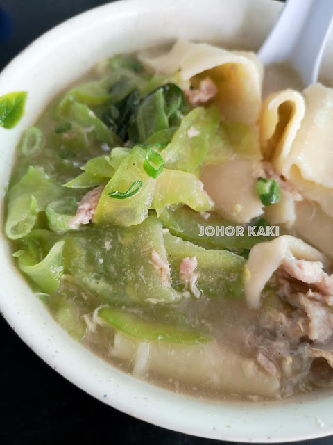 Pang & Tan Yong Chun in Ulu Tiram. The Most Loaded Mee Hoon Kueh in Johor 永春面粉粿