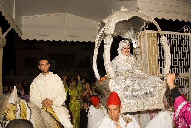 The bride and groom enter the hall Hakima in a splendid silver dress and 