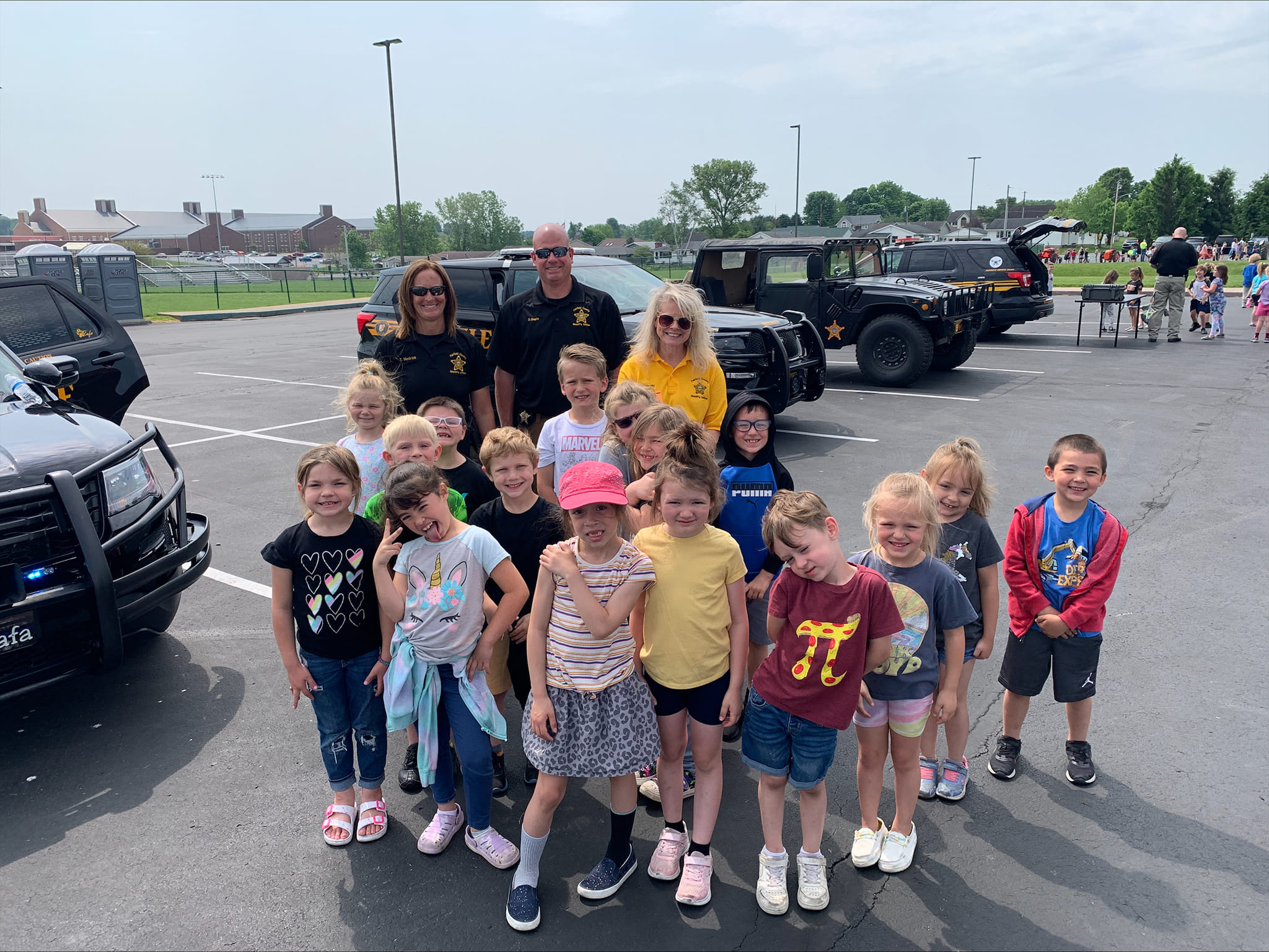 group of elementary students and sheriffs