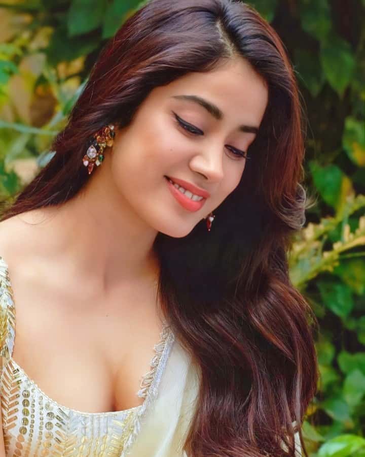 Janhvi Kapoor hot cleavage photos