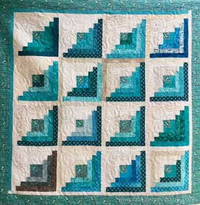 'Bubbles' quilting pattern on Eirwen's log cabin quilt.  Quilted by Frances Meredith, Fabadashery Longarm Quilting