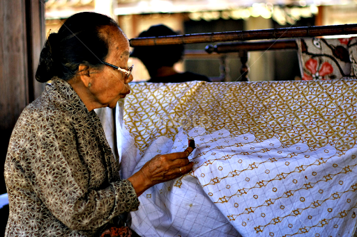 Proses Pembuatan  Batik  mulai dari bahan kain mori putih 