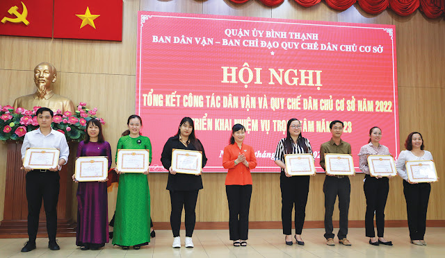 Đồng chí Thái Thị Hồng Nga trao Giấy khen cho các tập thể thực hiện tốt công tác dân vận năm 2022. (Ảnh: MH)
