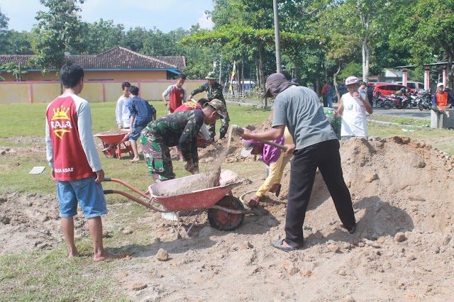 Satgas Pra TMMD Reguler ke 104 Bersama Karang Taruna Desa Celep Siapkan Lapangan Pembukaan TMMD