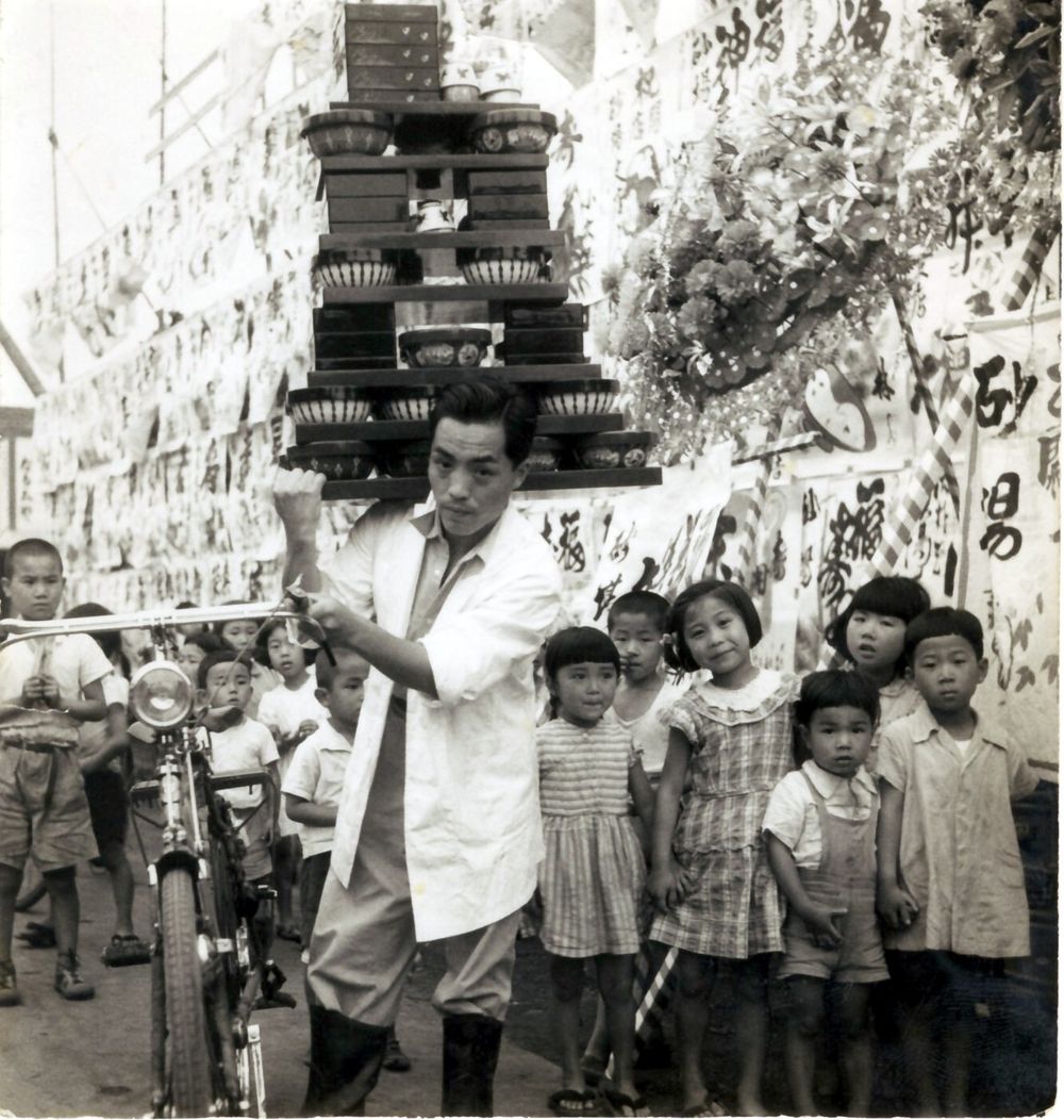 chàng trai giao hàng soba